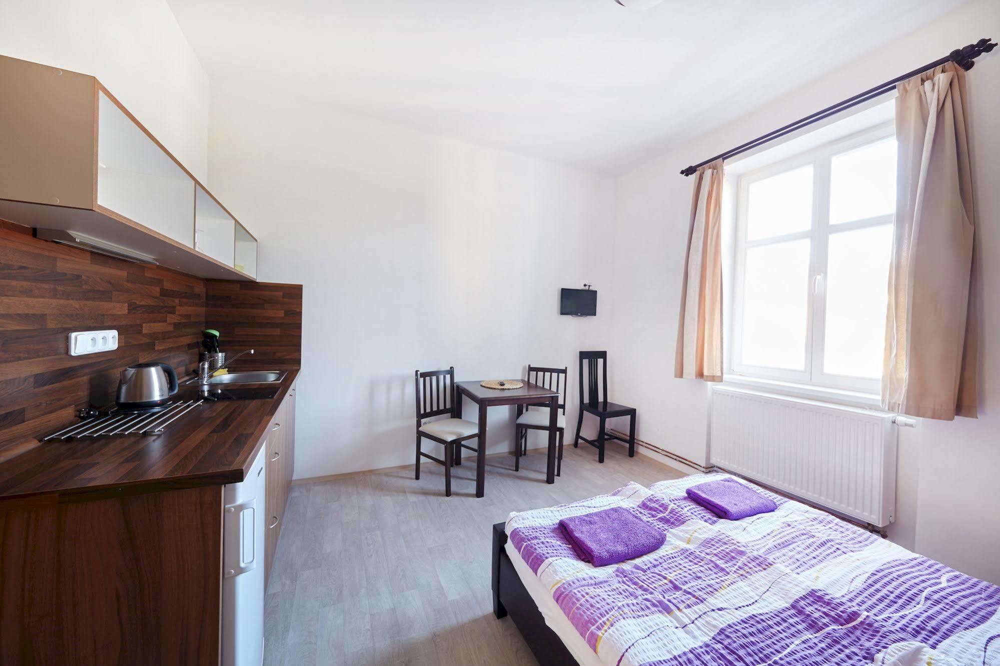 Hostel Foster マリアーンスケー・ラーズニェ エクステリア 写真
